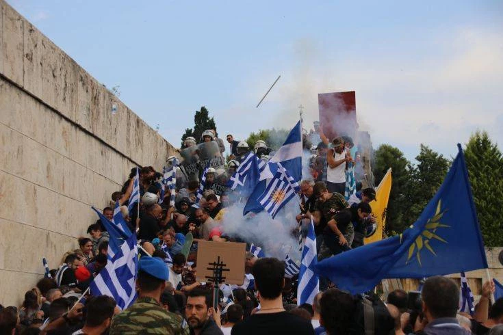 Ξεκίνησαν οι αποχωρήσεις στους ΑΝ.ΕΛ – Οι διαδηλωτές ζητούν να μπει ο στρατός στη Βουλή – Ζωντανή σύνδεση -Βίντεο